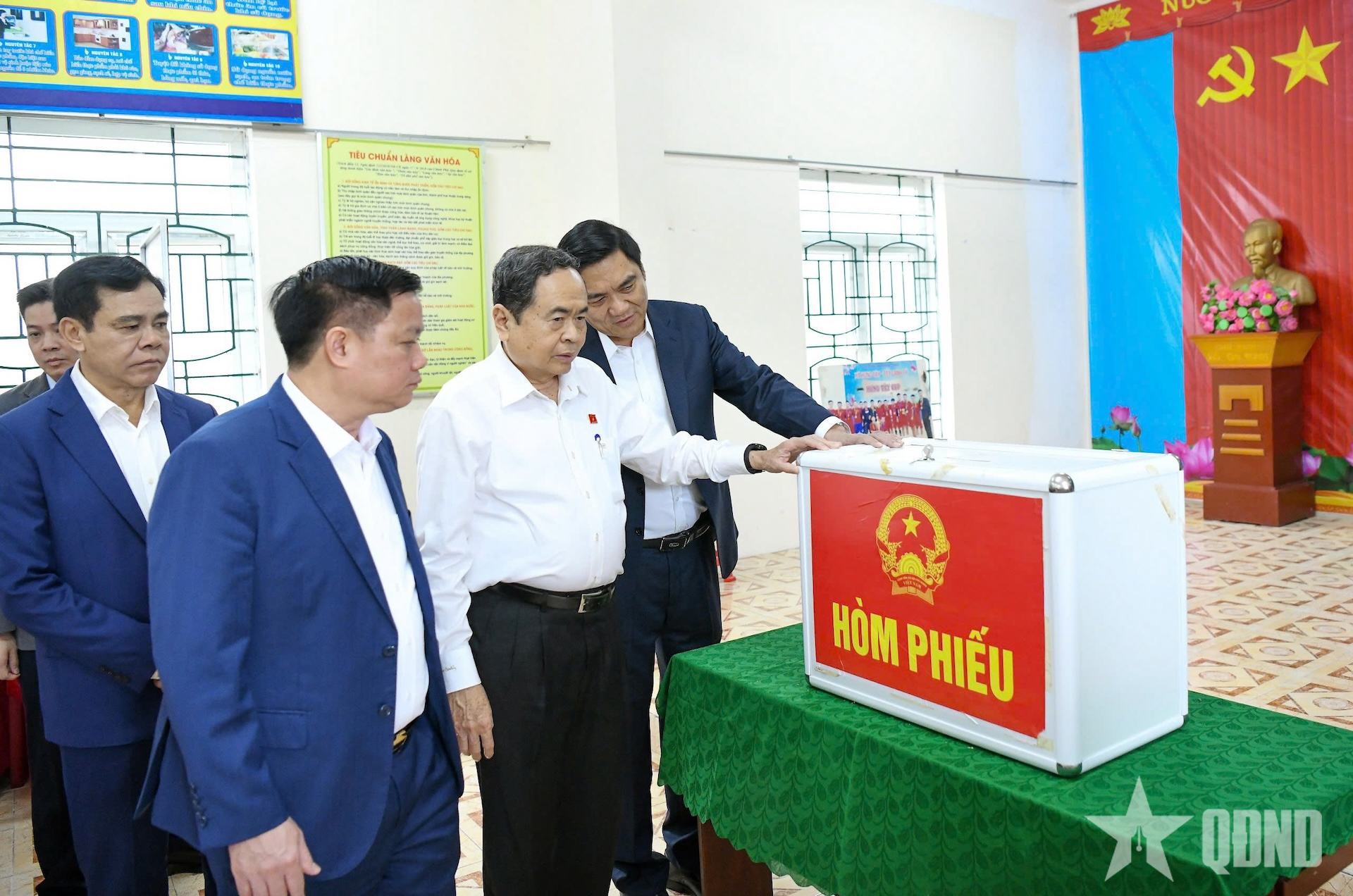 Chủ tịch Quốc hội Trần Thanh Mẫn kiểm tra công tác chuẩn bị bầu cử tại tỉnh Nghệ An